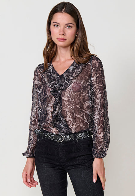 Chemisier femme en mousseline semi-transparente à imprimé animalier, décolleté en V avec volant et manches longues avec extrémités volantées.