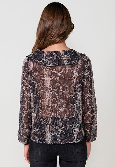 Chemisier femme en mousseline semi-transparente à imprimé animalier, décolleté en V avec volant et manches longues avec extrémités volantées.