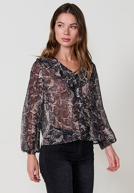 Chemisier femme en mousseline semi-transparente à imprimé animalier, décolleté en V avec volant et manches longues avec extrémités volantées.