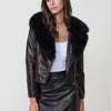 Blouson biker femme effet cuir marron, avec doublure en fourrure, manches rembourrées et col amovible.