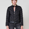 Blouson motard pour femme en effet cuir noir, rembourré, avec col mao, fermetures éclair en métal et détails sur les épaules.