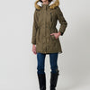 Parka matelassée femme de couleur kaki effet délavé, col montant, capuche amovible et doublure effet fourrure.