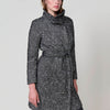 Chaqueta abrigo largo mujer cuello alto tejido moteado, forro efecto pelo, acolchado rombo, cierre cremallera metálica y bolsillos laterales.