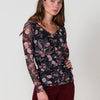Camiseta de mujer en tul elástico semitransparente con estampado de flores y cachemira, cuello redondo y frunce frontal.