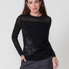 Camiseta de manga larga para mujer con cuerpo estampado efecto terciopelo, bordado brillante y escote calado.