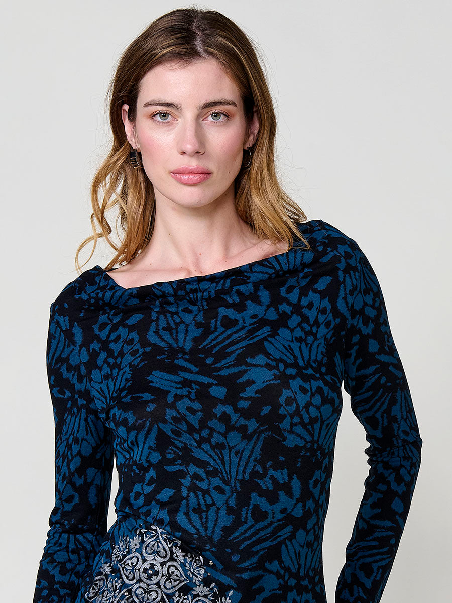 T-shirt da donna blu navy a maniche lunghe con scollo drappeggiato e r – Koröshi T-shirt da donna blu navy a maniche lunghe con scollo drappeggiato e r – Koröshi