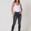 Jeans slim push up de mujer en denim negro elástico, con cinco bolsillos, cierre metálico y bordado frontal con brillos.