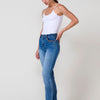 Jeans regular push up azul oscuro de mujer, tiro medio, cinco bolsillos, bordado con brillos y aberturas laterales en el bajo.