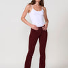 Pantalon en microvelours côtelé extensible pour femme en . Coupe régulière avec double effet push-up, taille moyenne et cinq poches.