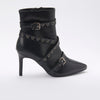 Stivaletto da donna nero effetto pelle, con punta stilizzata, nastri e fibbie decorative, tacco di 9 cm e fodera interna corta effetto pelliccia.
