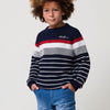 Pull garçon en maille de coton marine à rayures écrues et rouges, col rond et poignets côtelés.