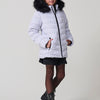 Doudoune fille gris perle, avec col montant, capuche amovible avec fourrure synthétique et poignets côtelés. 100% polyester.