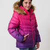 Gefütterte Mädchenjacke in Fuchsia mit lilafarbenem Saum, hohem Kragen mit Futter in Felloptik und abnehmbarer Kapuze mit Kunstfell.