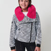Sweat fille en maille mix and match, avec capuche doublée effet fourrure fuchsia. Manches longues, poignets et ourlet côtelés.