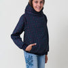 Sweat-shirt fille en molleton de coton stretch, avec un micro imprimé coloré et une capuche avec doublure foncée.