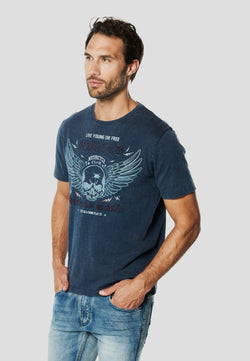 T-shirt lavata da uomo a maniche corte con stampa biker in indaco - Koroshi 2611MC09