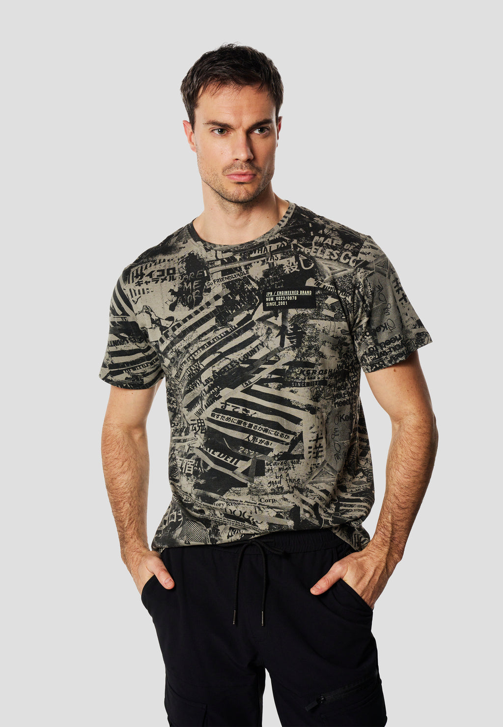 T-shirt homme kaki manches courtes imprimé all-over collage - Koroshi 2611MC11