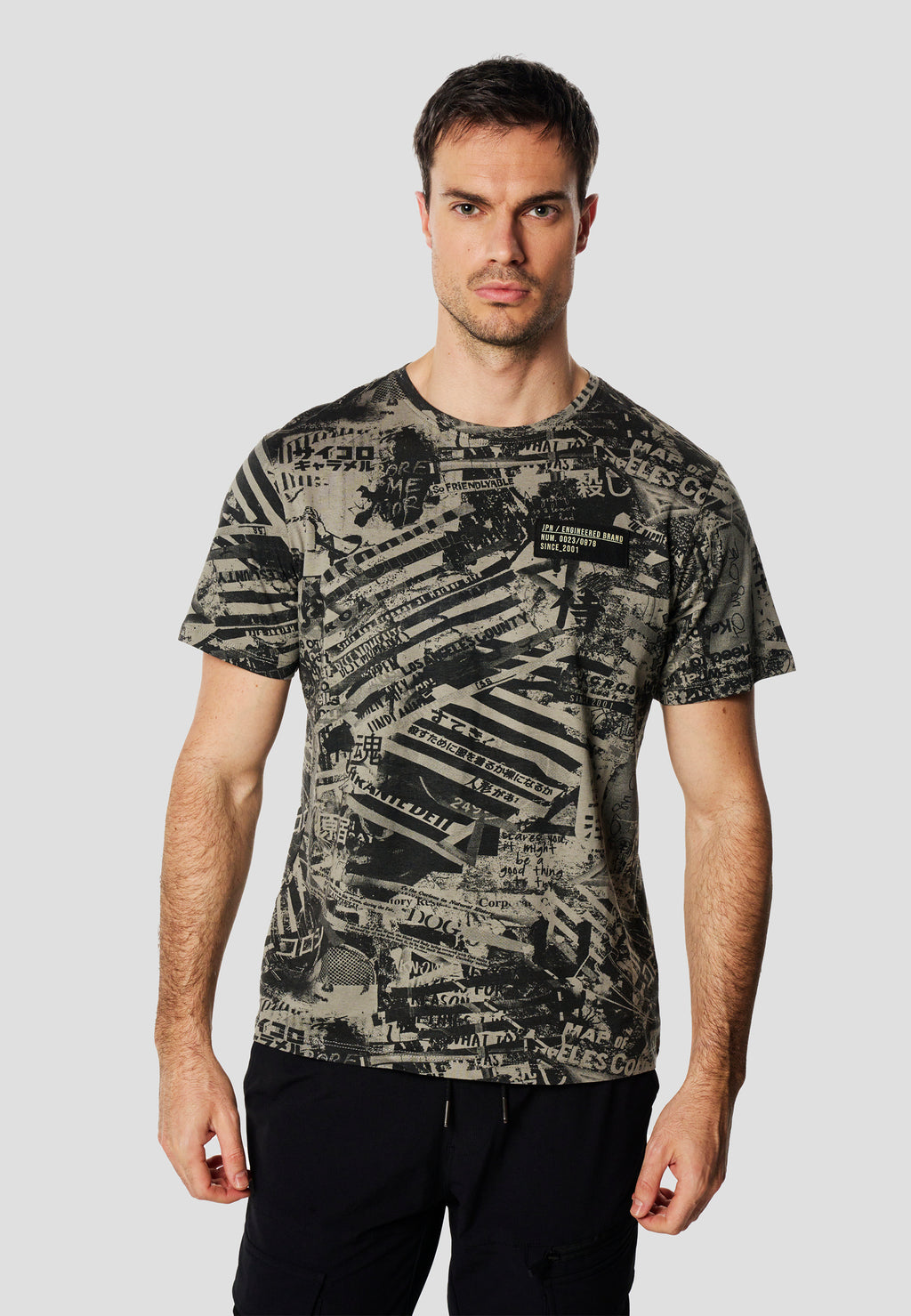 T-shirt homme kaki manches courtes imprimé all-over collage - Koroshi 2611MC11