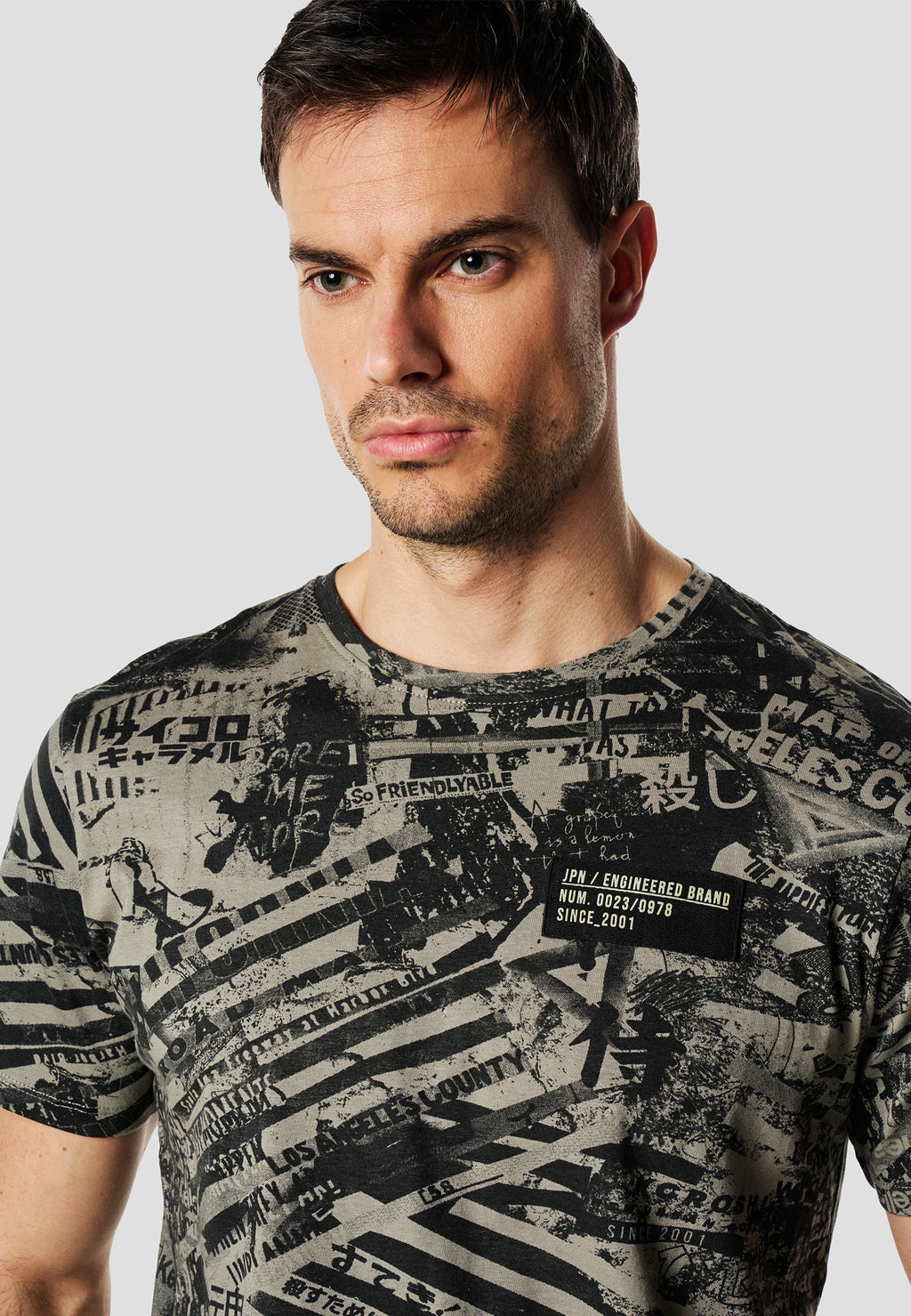 T-shirt homme kaki manches courtes imprimé all-over collage - Koroshi 2611MC11