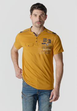 Gelbes Herren-Henley-Hemd mit kurzen Ärmeln und Taschenstickerei – Koroshi 2611MC22