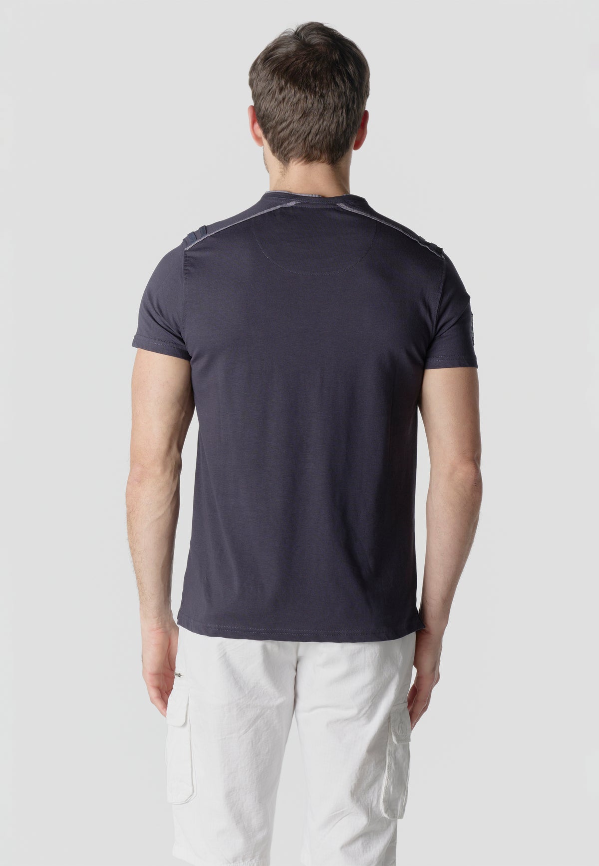 T-shirt serafino ricamata con tasca a manica corta da uomo blu scuro - Koroshi 2611MC22