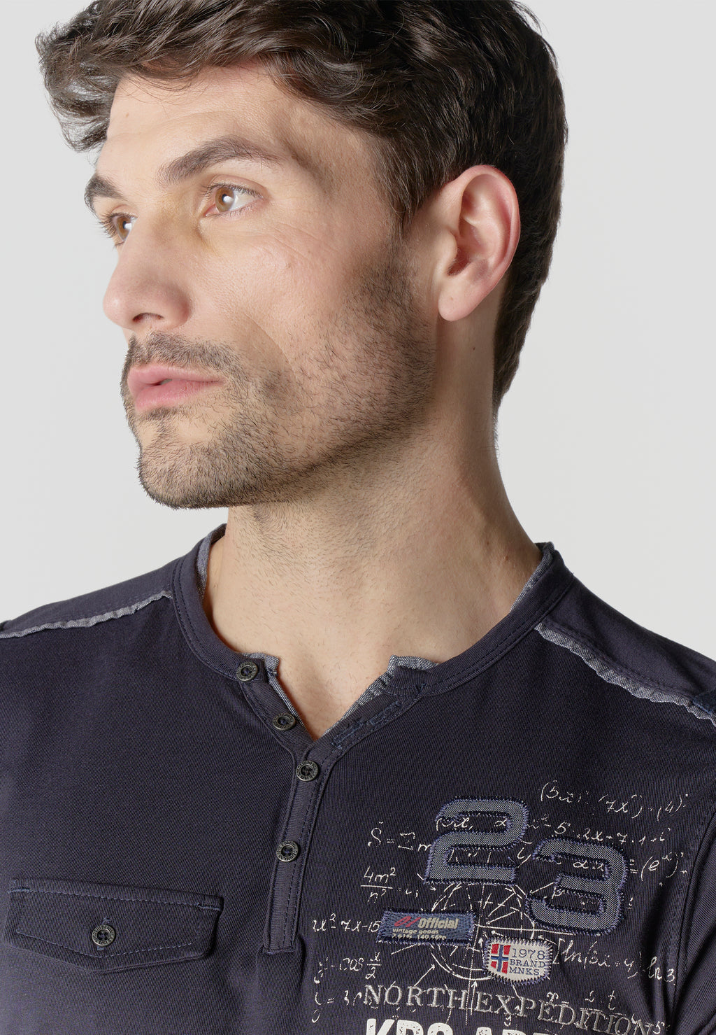 T-shirt serafino ricamata con tasca a manica corta da uomo blu scuro - Koroshi 2611MC22