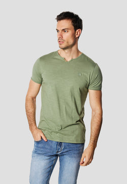 Khakifarbenes Kurzarm-Henley-T-Shirt mit offenem Hals für Herren – Koroshi 2611MC62