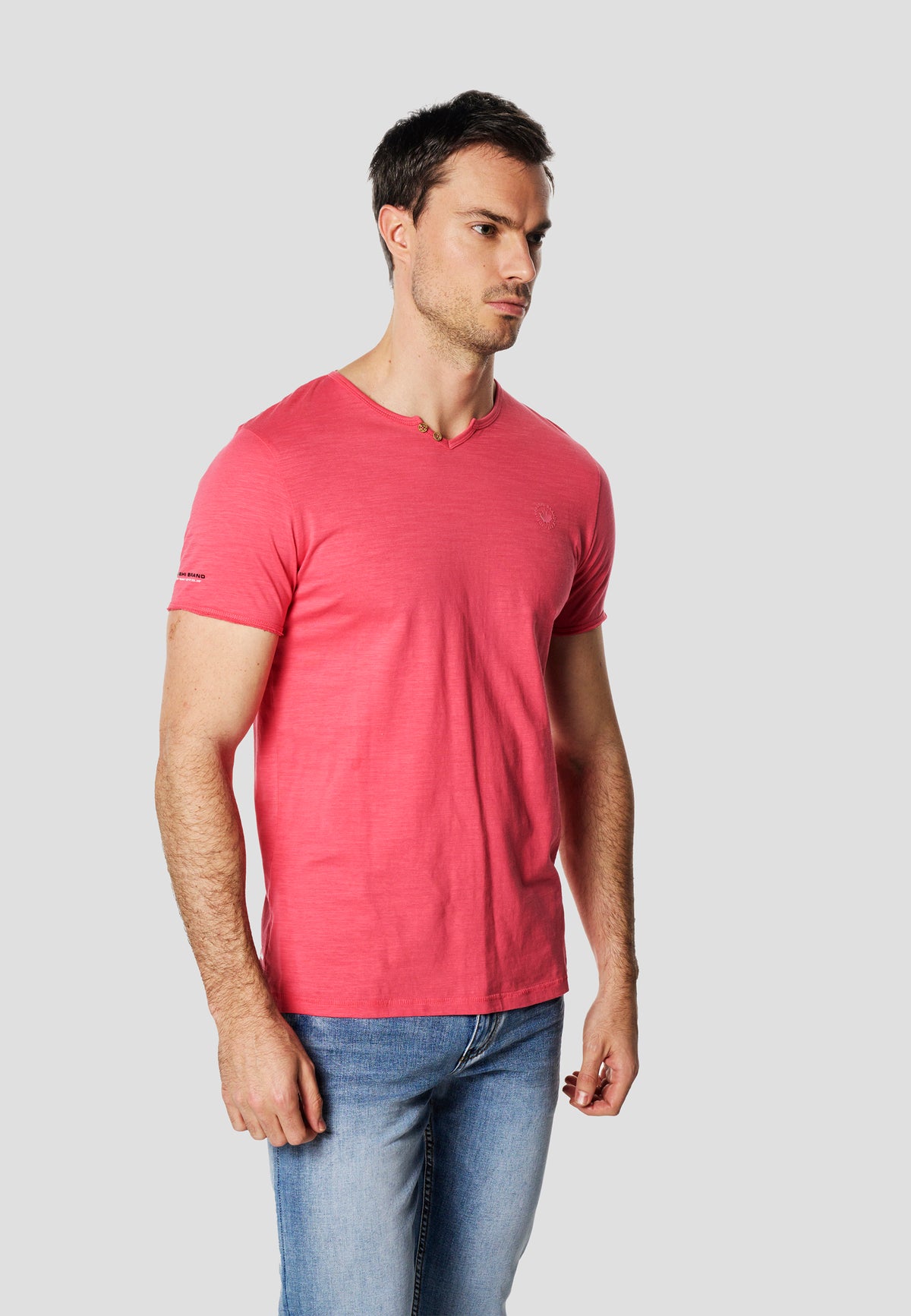 T-shirt serafino rosa a maniche corte con collo aperto da uomo - Koroshi 2611MC62