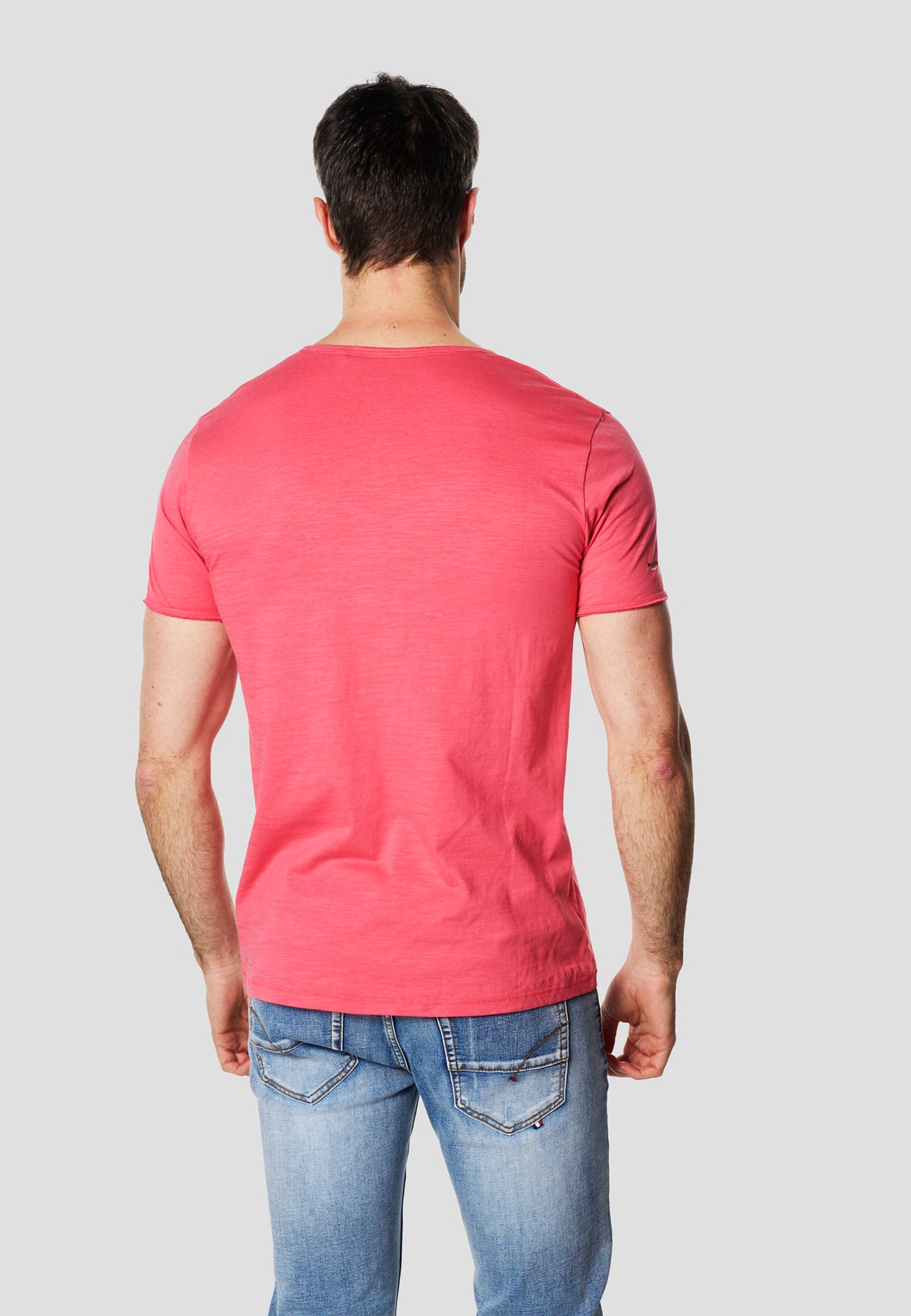 T-shirt serafino rosa a maniche corte con collo aperto da uomo - Koroshi 2611MC62