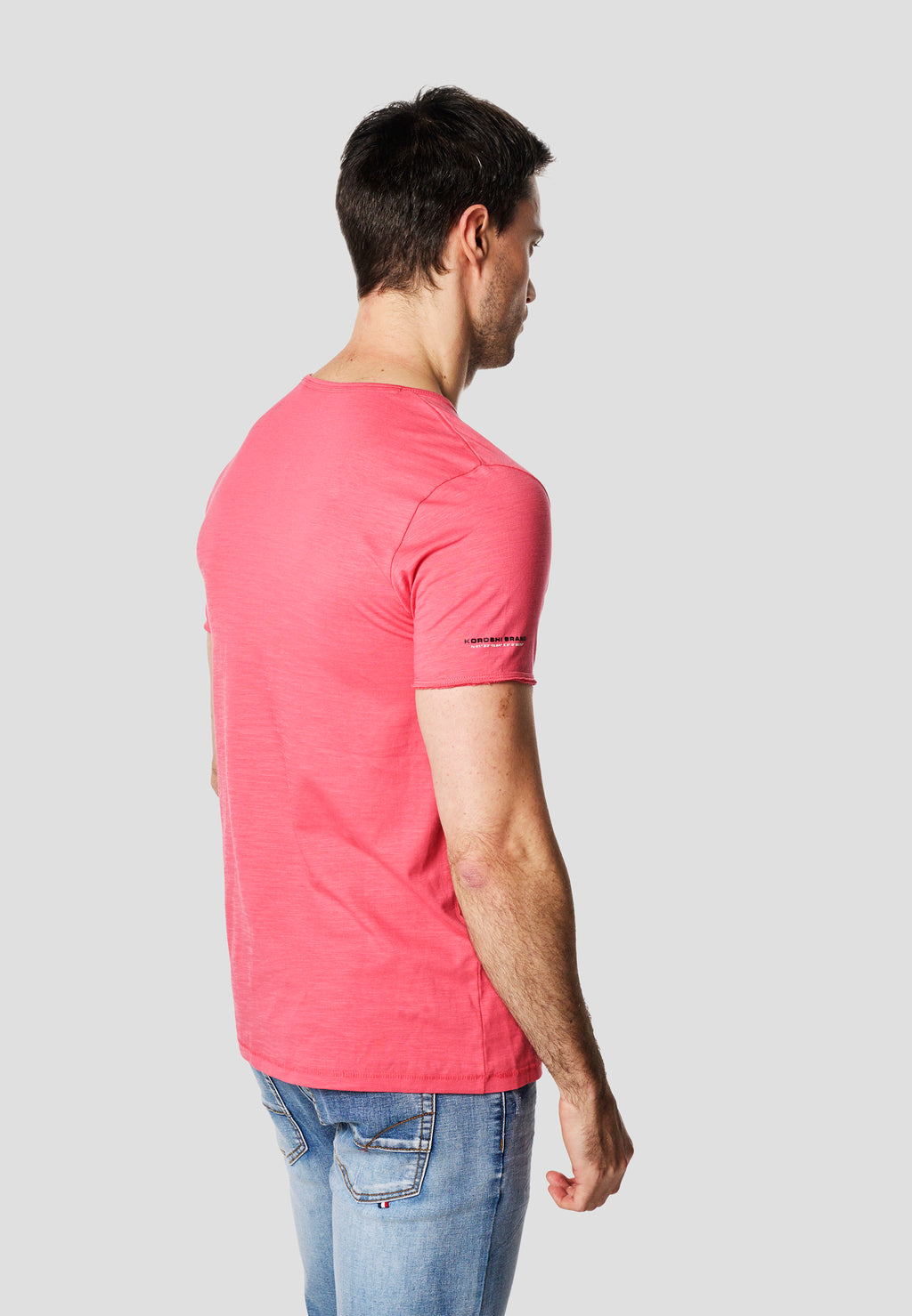 T-shirt serafino rosa a maniche corte con collo aperto da uomo - Koroshi 2611MC62