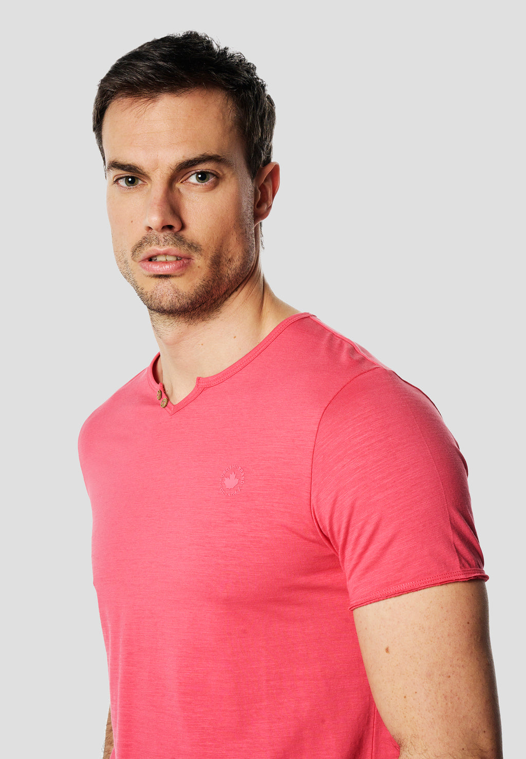 T-shirt serafino rosa a maniche corte con collo aperto da uomo - Koroshi 2611MC62