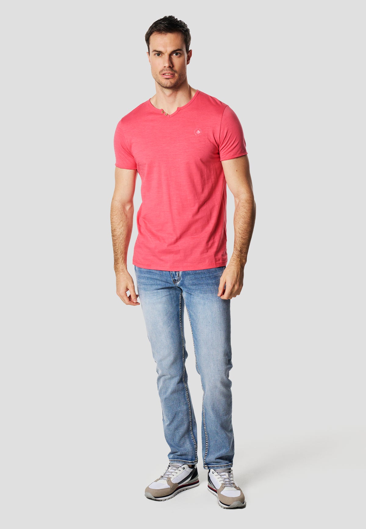 T-shirt serafino rosa a maniche corte con collo aperto da uomo - Koroshi 2611MC62