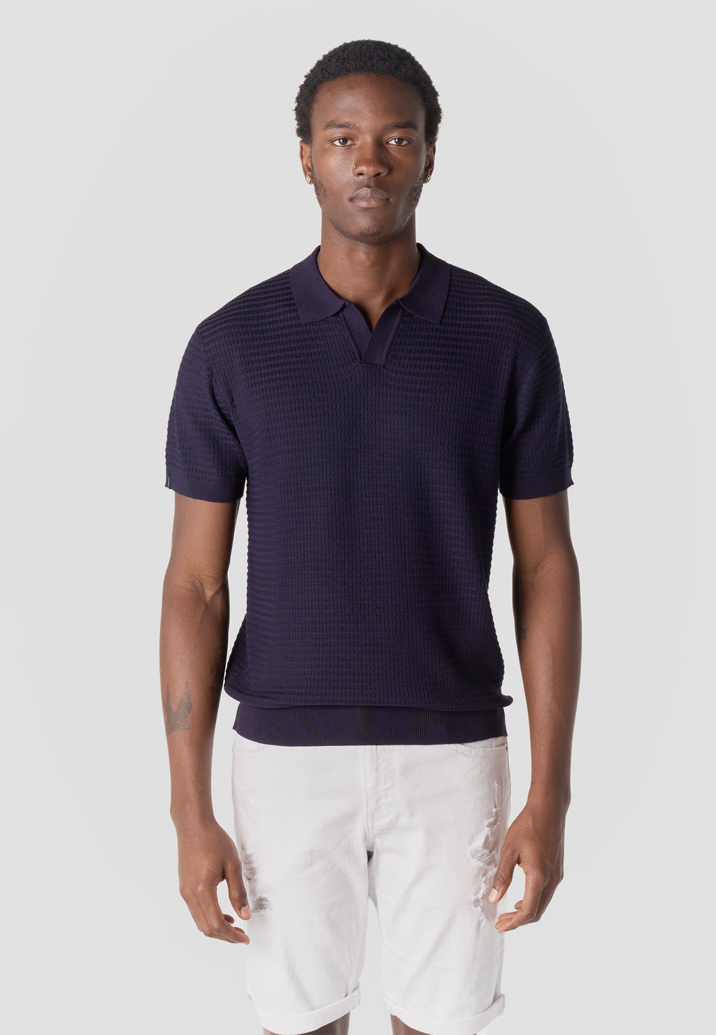 Strukturiertes gestricktes Poloshirt mit offenem Kragen und kurzen Ärmeln für Herren, Marineblau – Koroshi 2611PC47