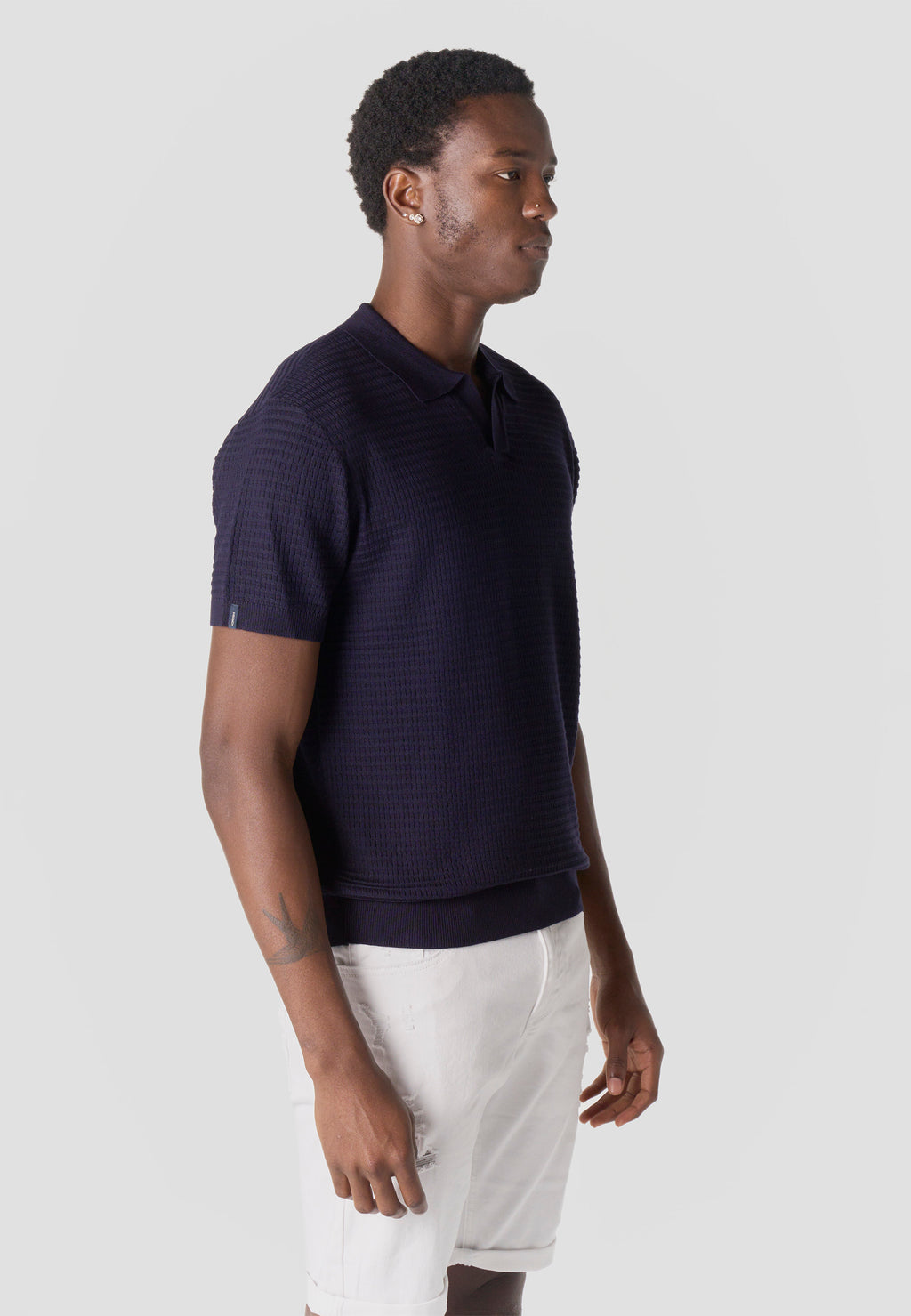 Strukturiertes gestricktes Poloshirt mit offenem Kragen und kurzen Ärmeln für Herren, Marineblau – Koroshi 2611PC47