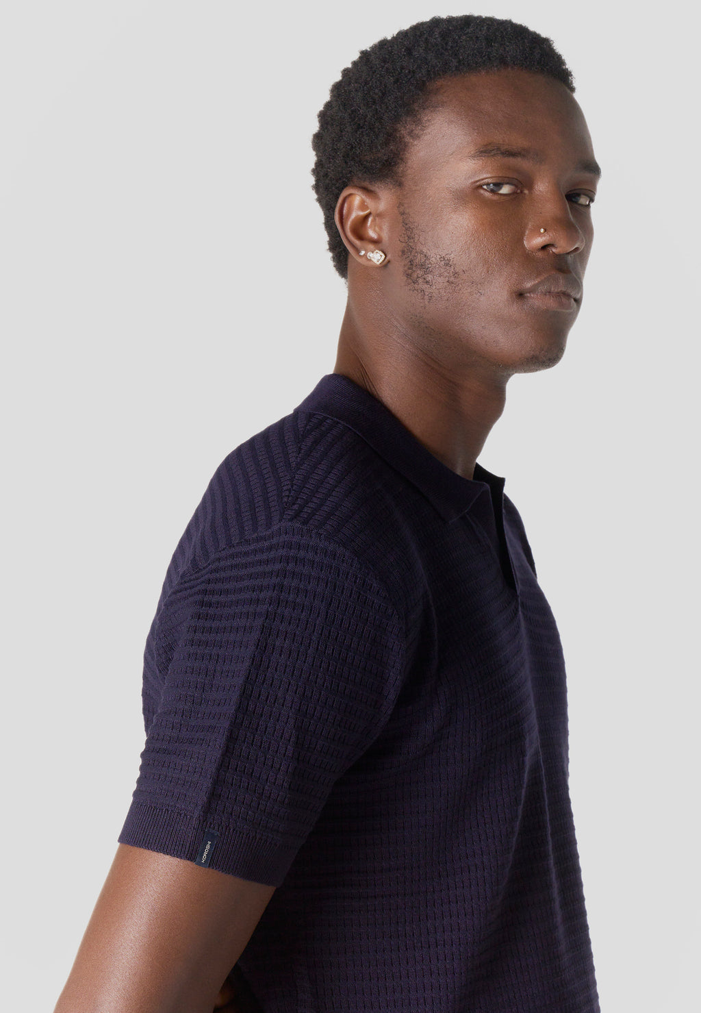 Strukturiertes gestricktes Poloshirt mit offenem Kragen und kurzen Ärmeln für Herren, Marineblau – Koroshi 2611PC47