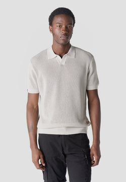 Herren-Poloshirt aus durchbrochenem Strick mit kurzen Ärmeln und offenem Kragen, Stein – Koroshi 2611PC48