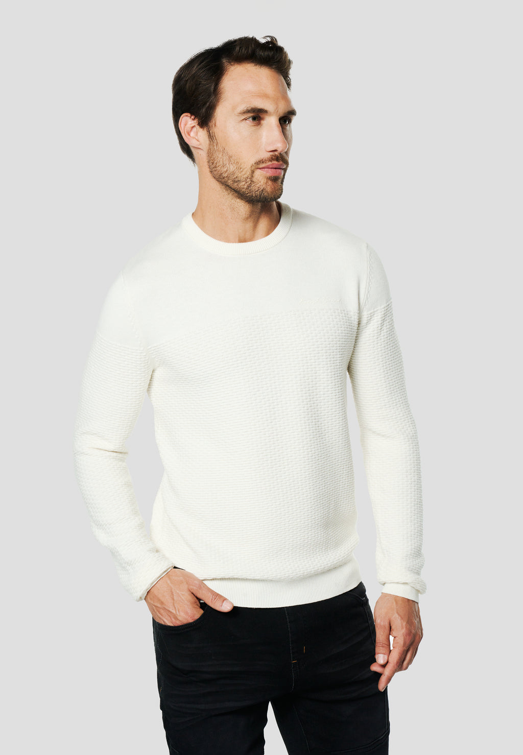 Ecrufarbener strukturierter Strickpullover für Herren mit Rundhalsausschnitt – Koroshi 2611TR24