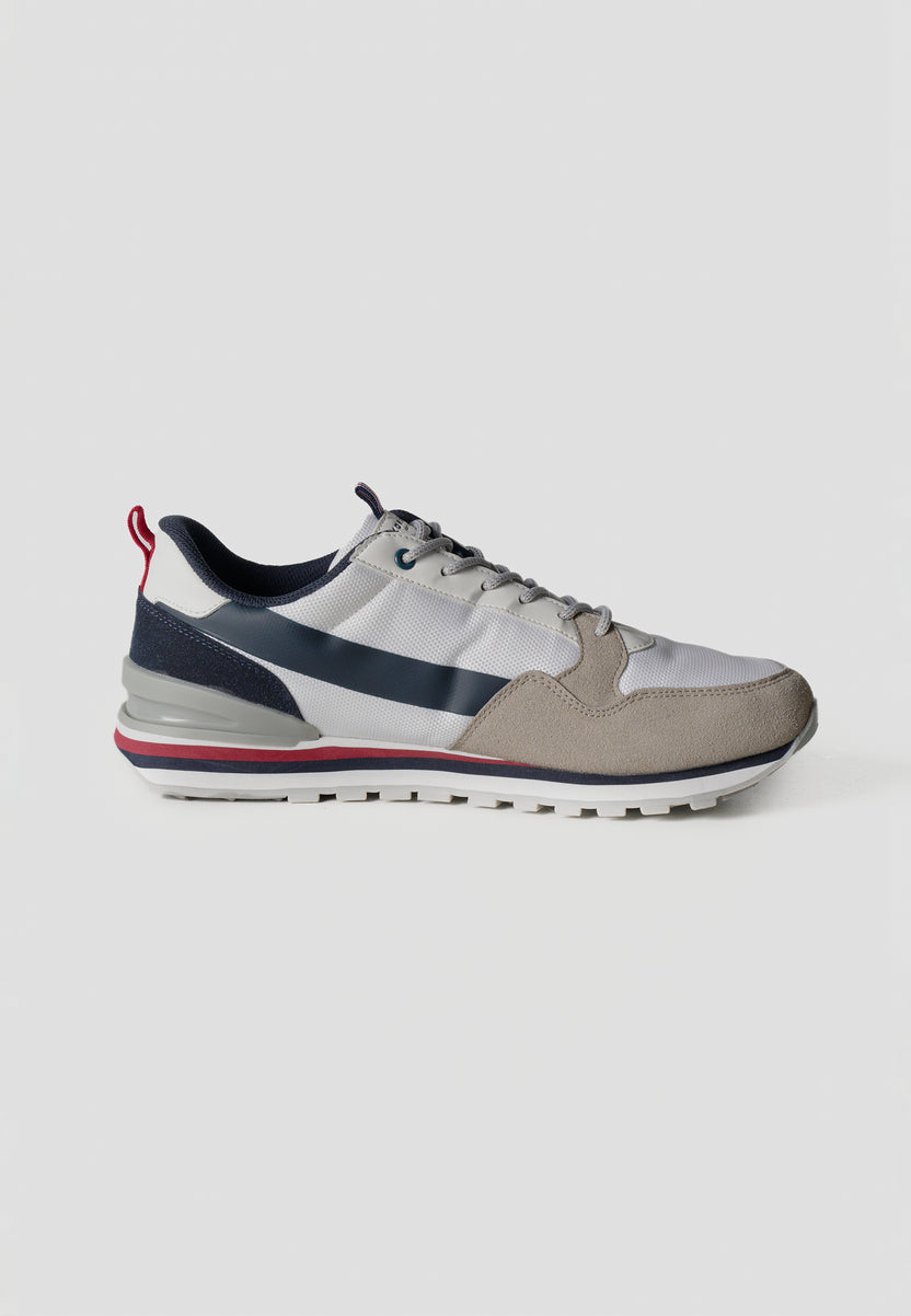 Sports shoes
