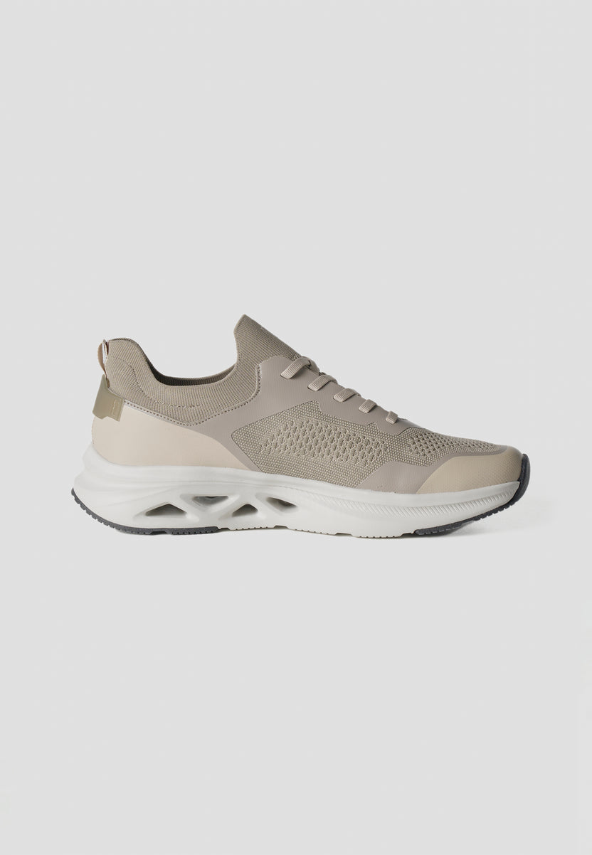 Sports shoes
