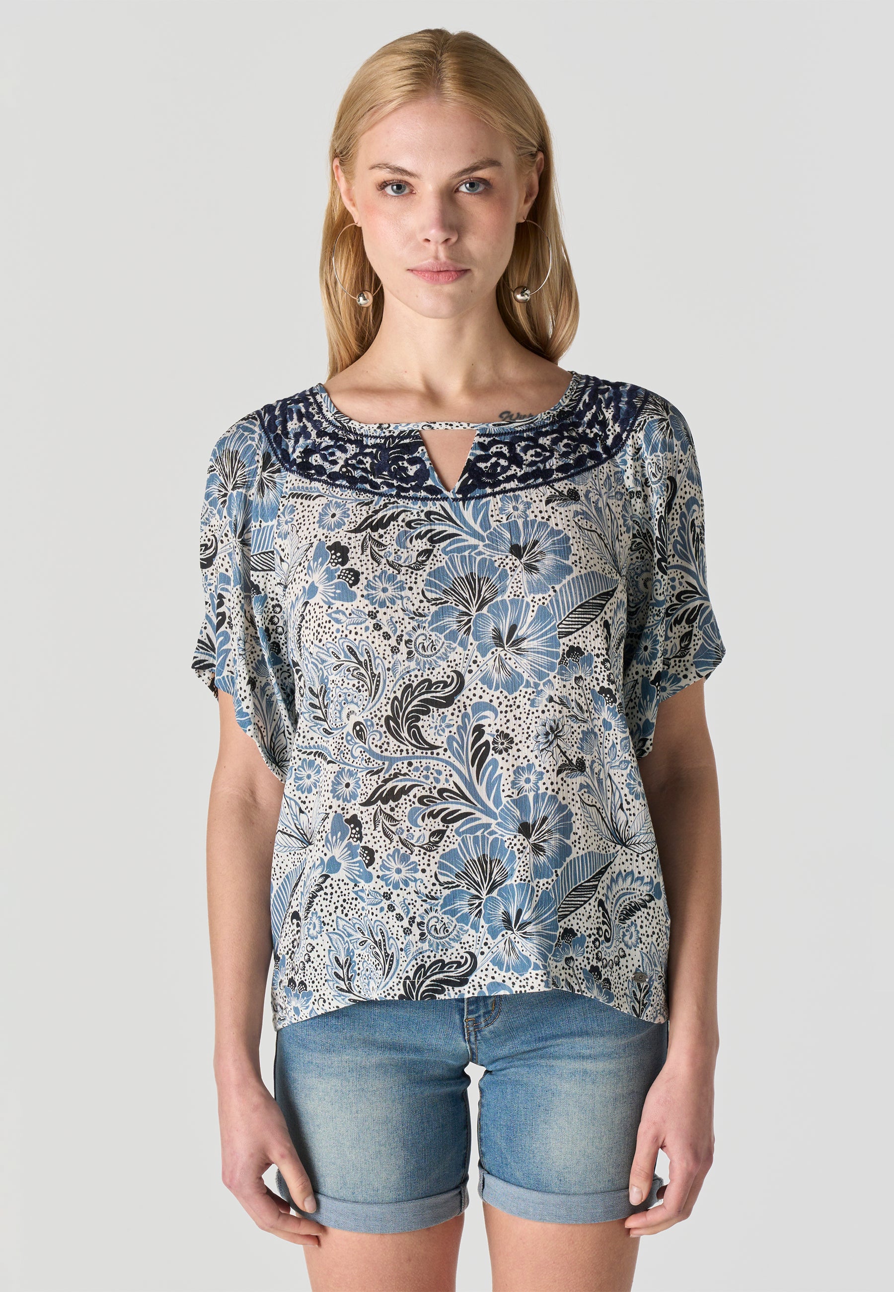 Blusa ricamata con spalle scoperte