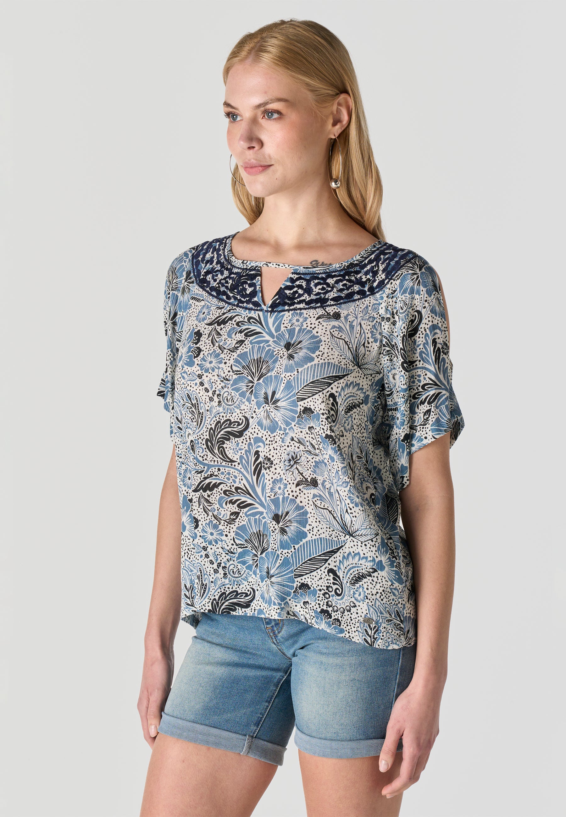 Blusa ricamata con spalle scoperte