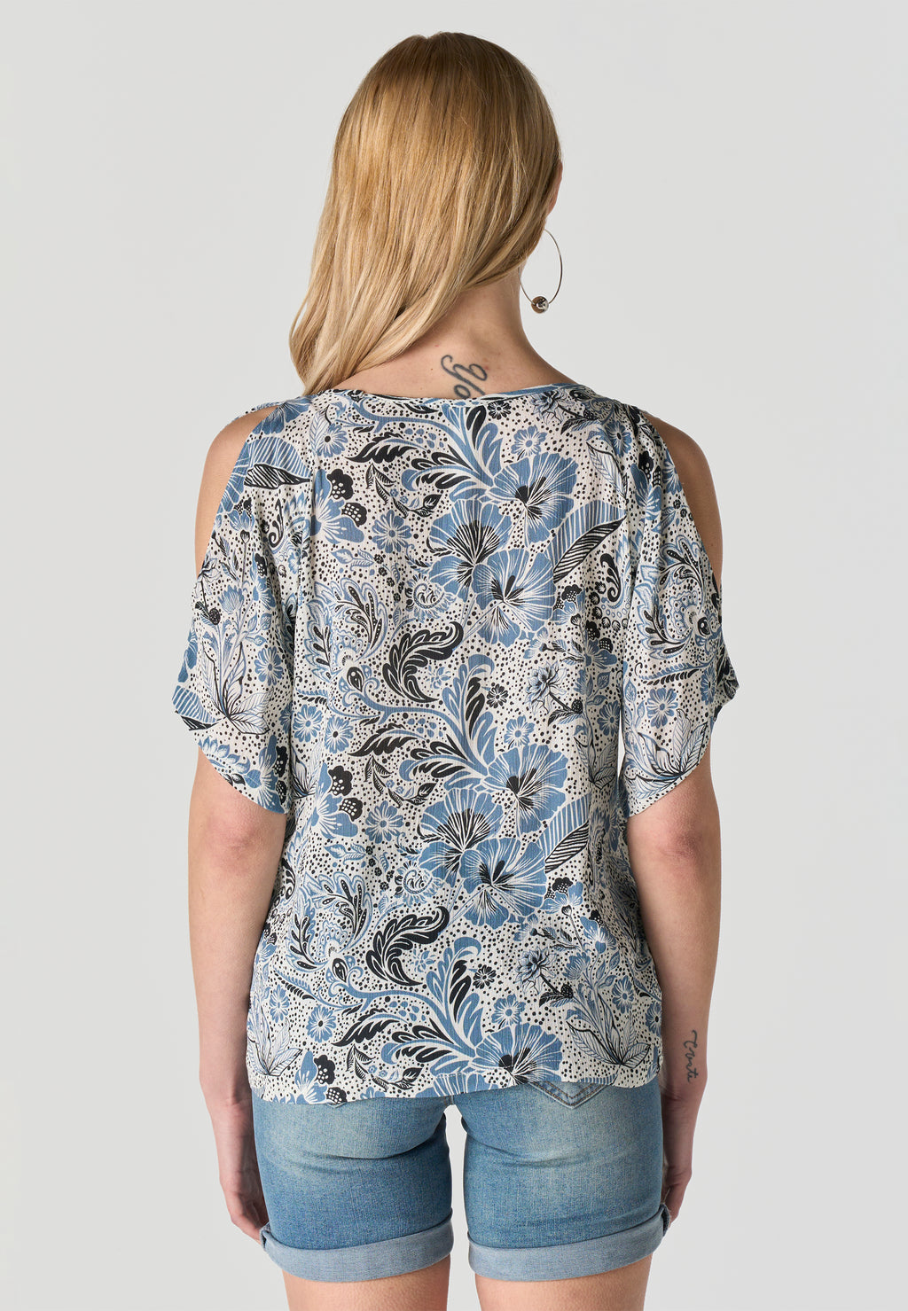 Blusa ricamata con spalle scoperte