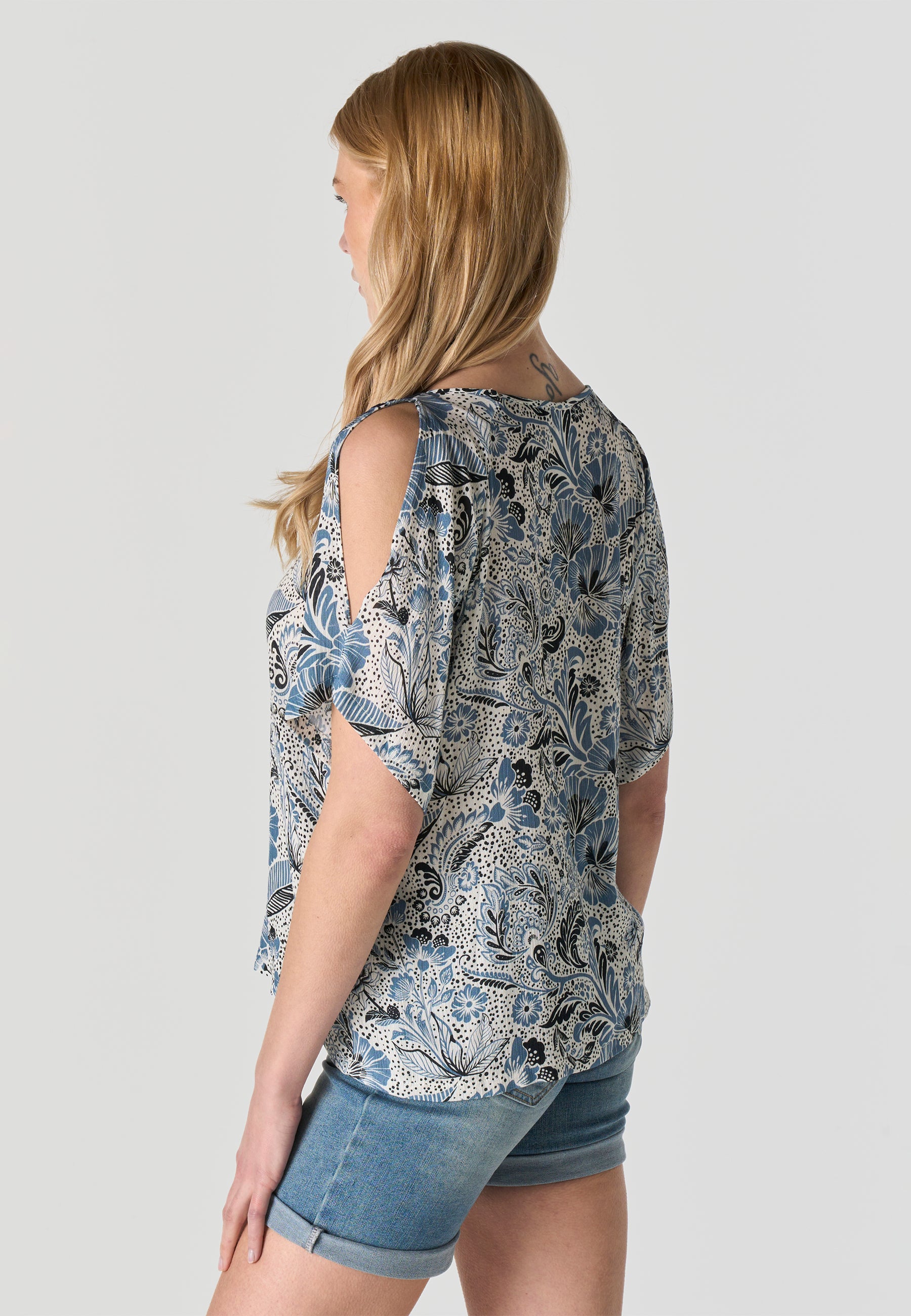 Blusa ricamata con spalle scoperte