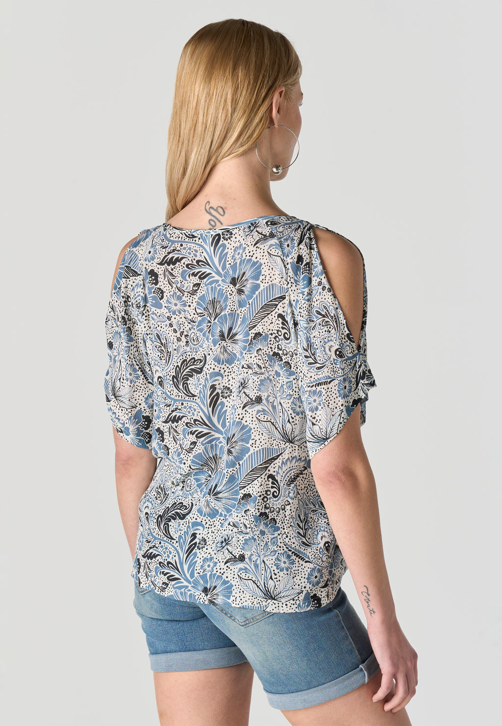 Blusa ricamata con spalle scoperte