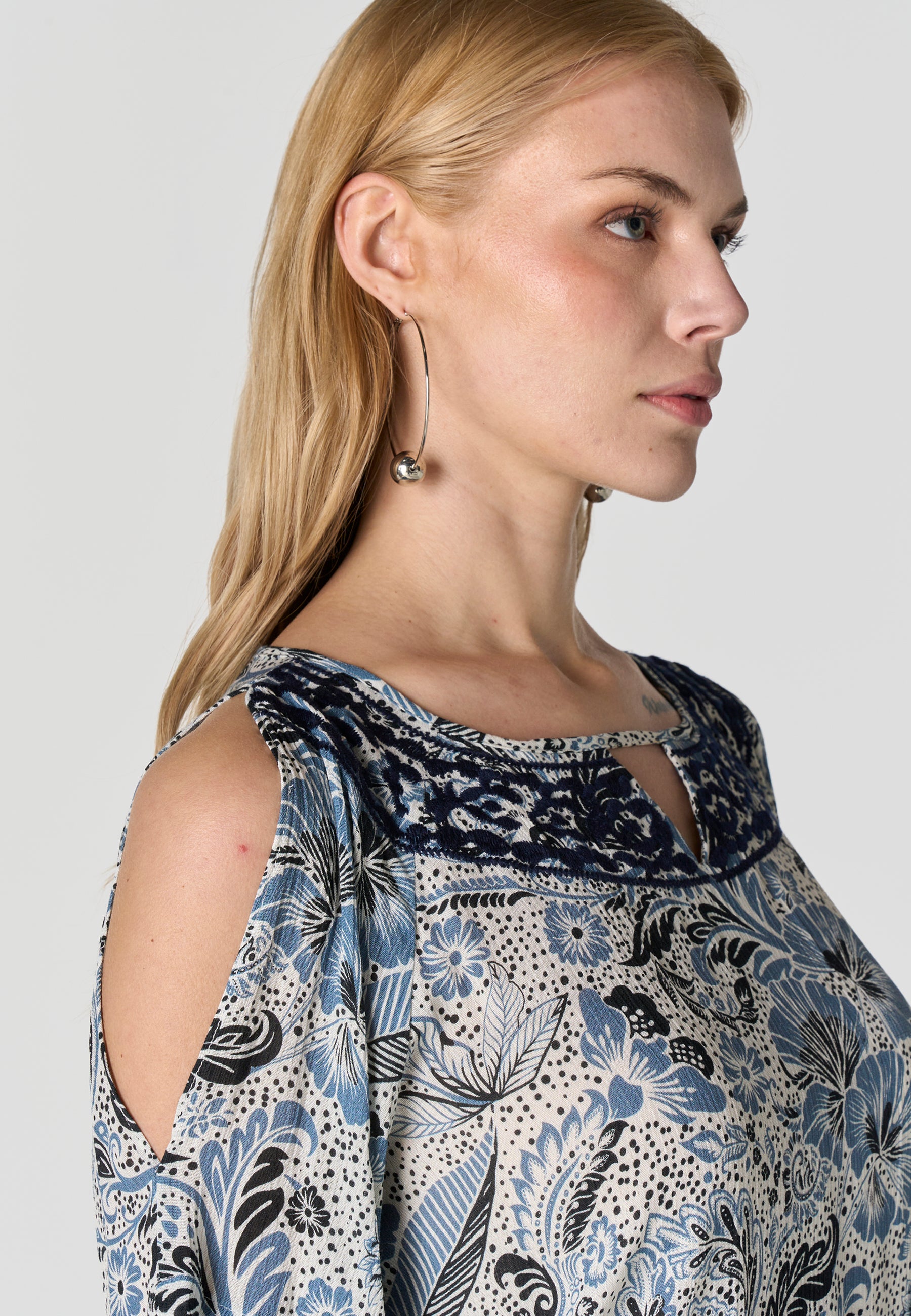 Blusa ricamata con spalle scoperte