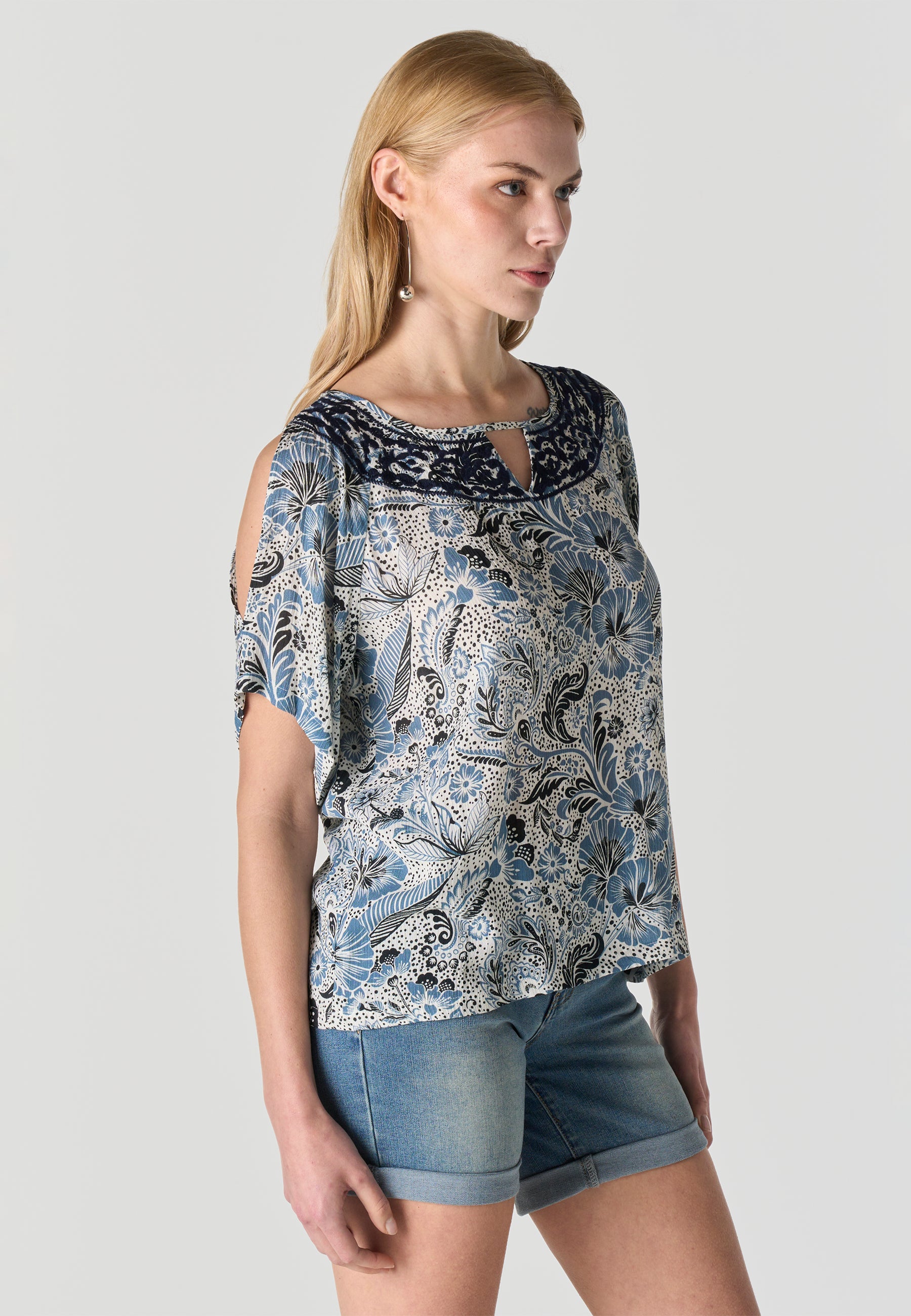 Blusa ricamata con spalle scoperte