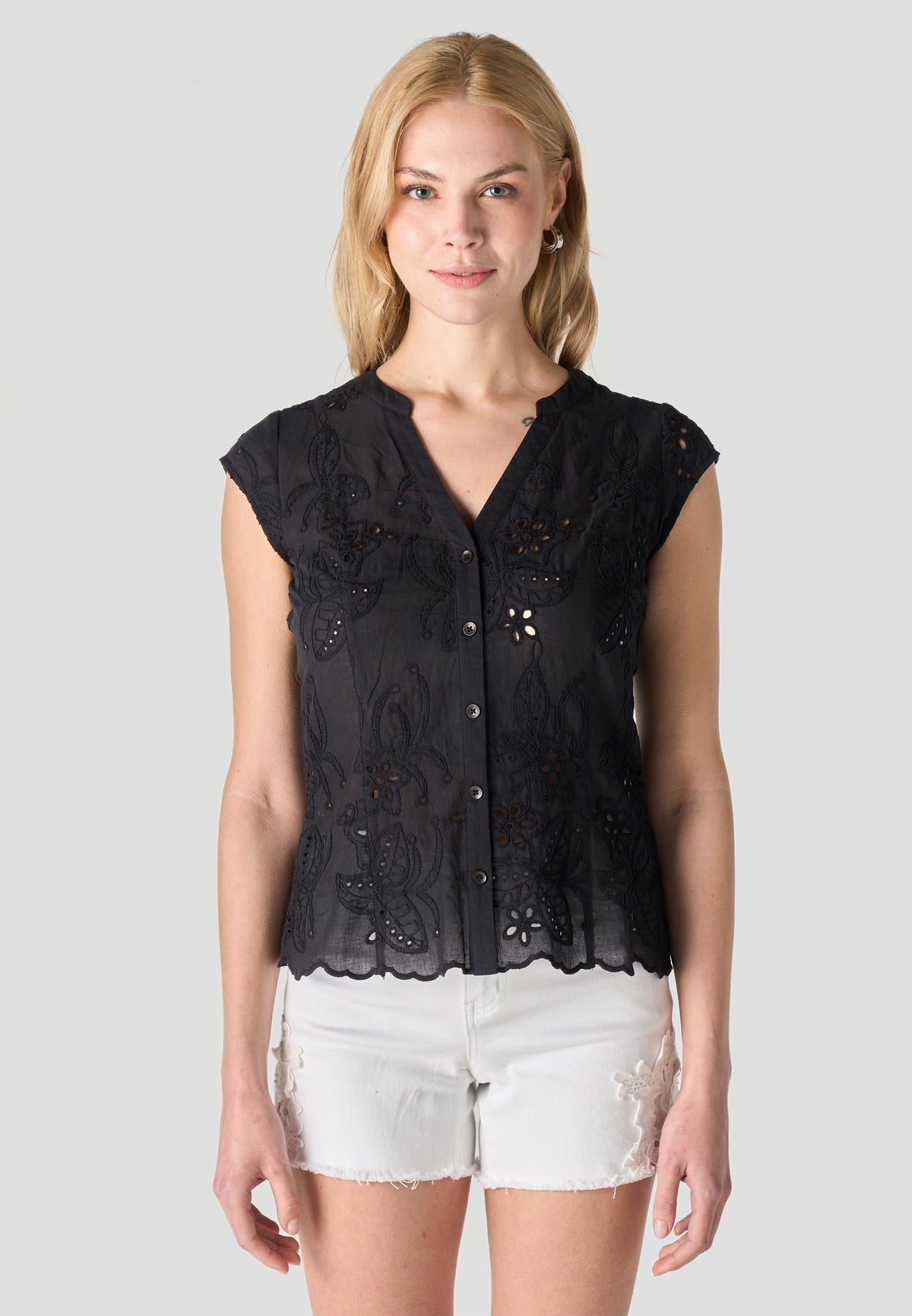 Blouse femme noire col V broderie anglaise manches courtes - Koroshi 2612BL36