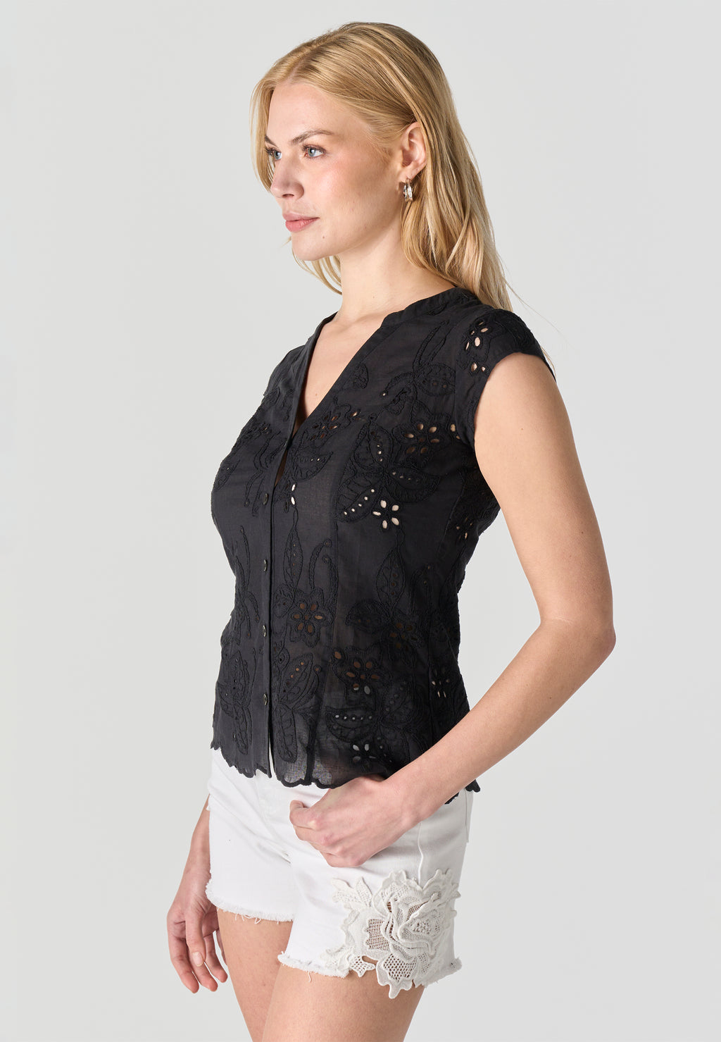Blouse femme noire col V broderie anglaise manches courtes - Koroshi 2612BL36