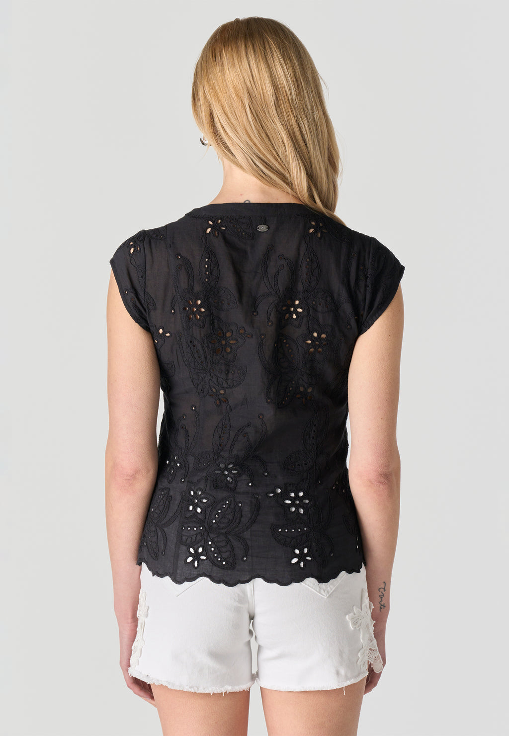 Blouse femme noire col V broderie anglaise manches courtes - Koroshi 2612BL36