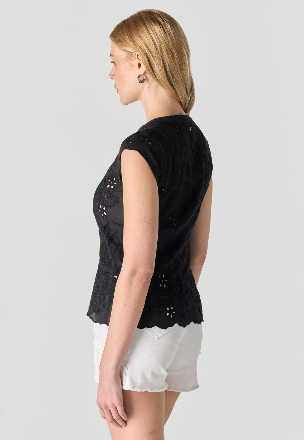 Blouse femme noire col V broderie anglaise manches courtes - Koroshi 2612BL36